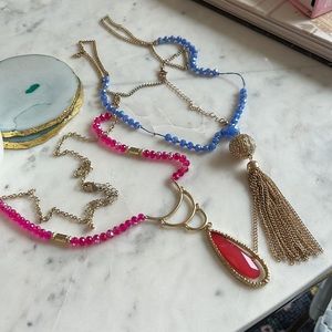 Set of 2 costume jewelry necklaces